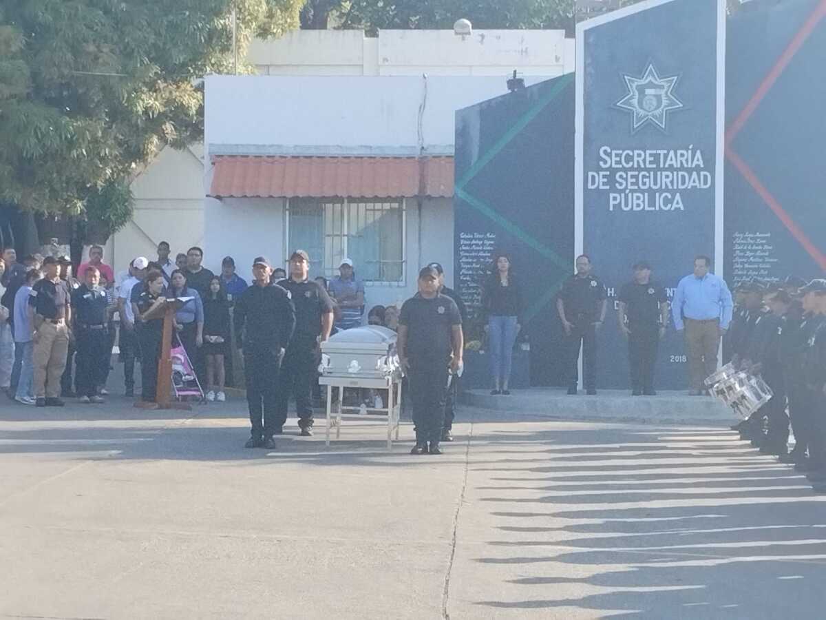 Compañeros del policía se colocaron a un lado del féretro. (Javier Trujillo)