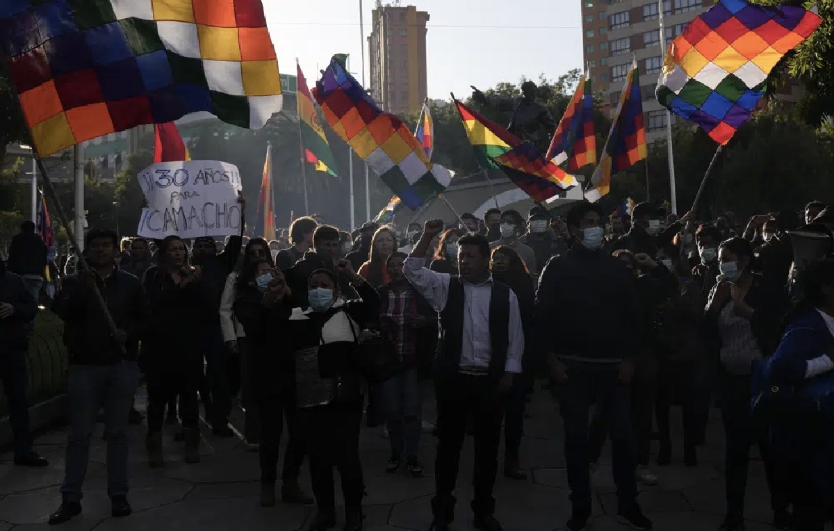 Desde la detención de Luis Fernando Camacho, simpatizantes han solicitado su liberación (AP)