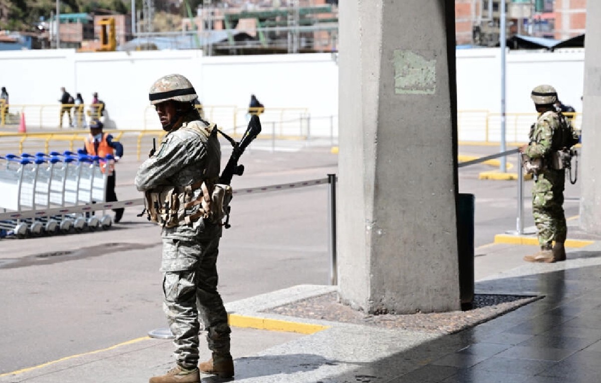 Fuerzas militares custodiando el aeropuerto de Cusco en Perú (AFP)