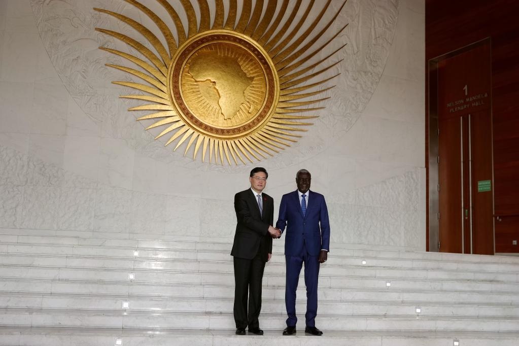 El ministro de Relaciones Exteriores de China, Qin Gang, y el presidente de la Comisión de la Unión Africana, Moussa Faki, tras la reunión. (Xinhua)