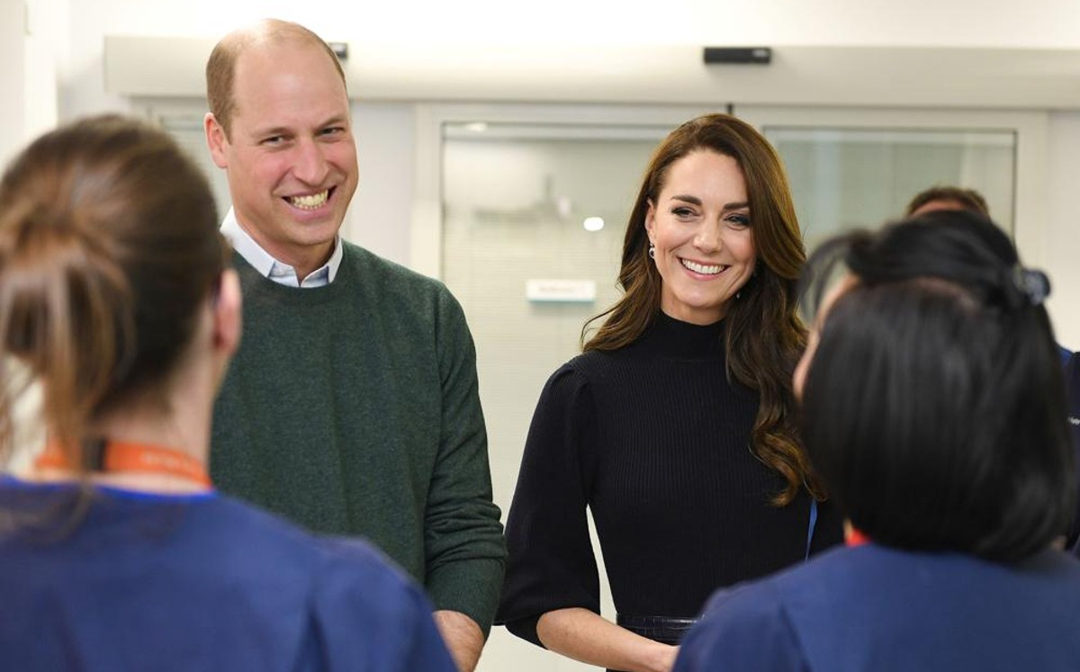 Príncipe William junto a la princesa Kate reaparecen en público | AP