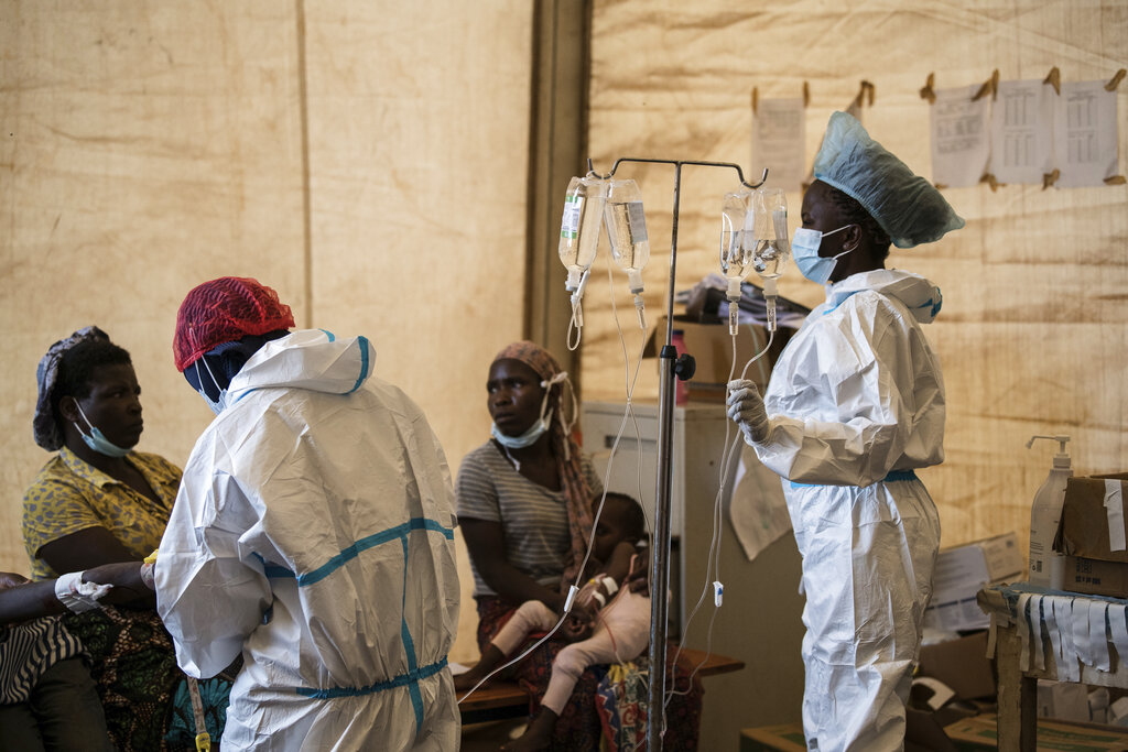Trabajadores de la salud tratan a pacientes de cólera en el Hospital Bwaila en Lilongwe, en el centro de Malaui. (AP)