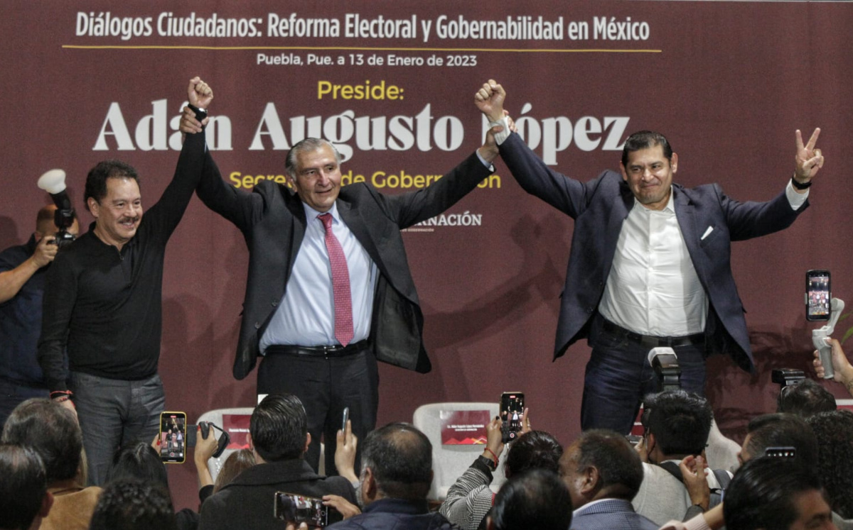 Adán Augusto levanta manos de Ignacio Mier y Alejandro Armenta en Puebla | Melanie Torres