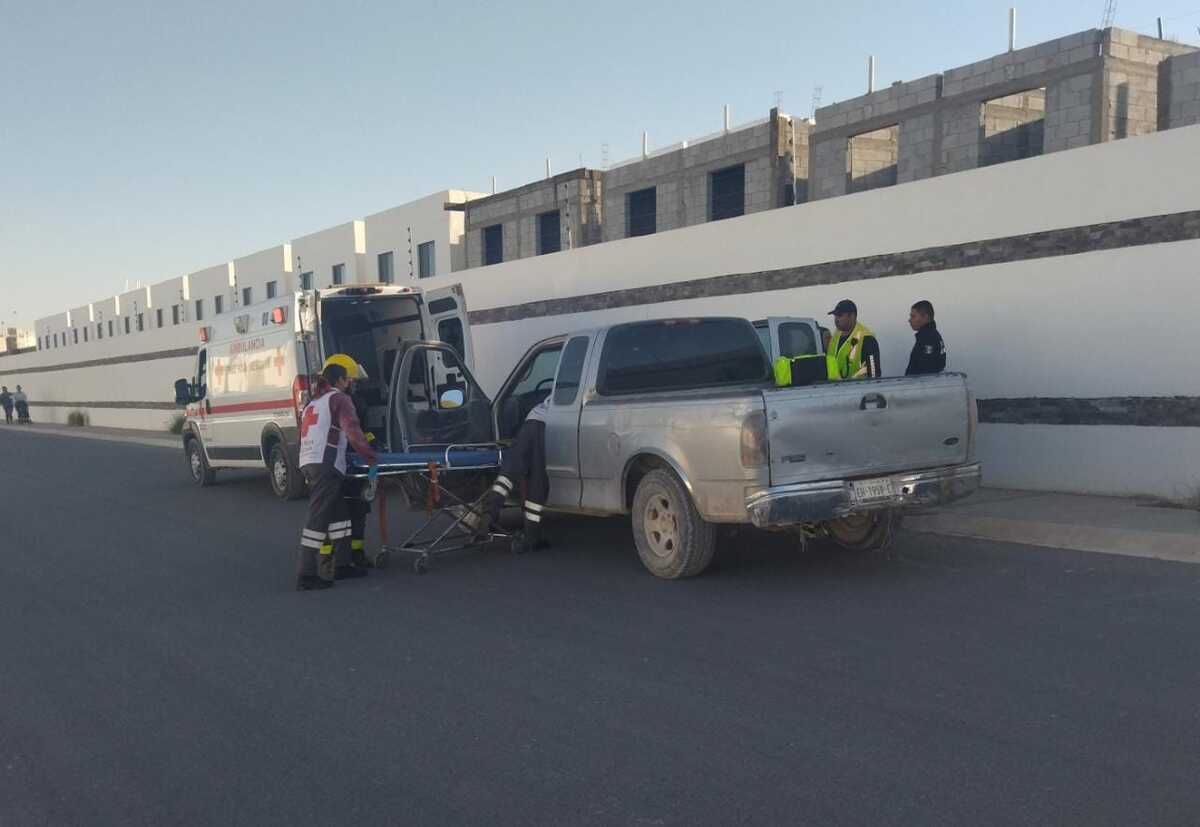 La ambulancia interceptó al vehículo que lo trasladaba al hospital para darle los primeros auxilios.