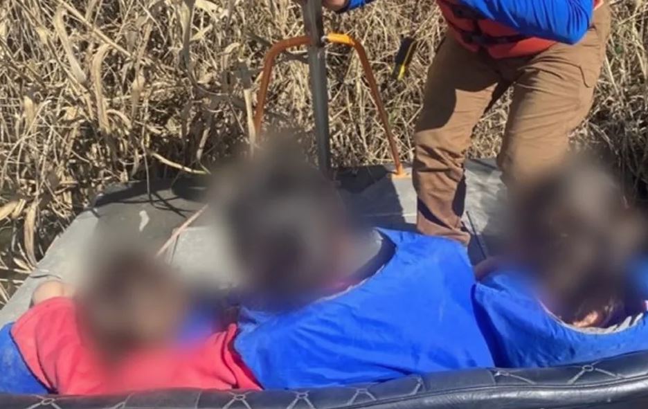INM halla a tres niñas salvadoreñas solas en islote entre frontera México-EU