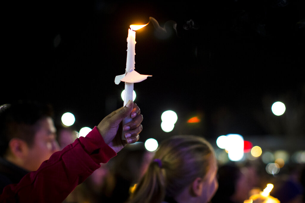Residentes de Newport News realizan una vigilia para Abby Zwerner, maestra de primer grado de la primaria Richneck. (AP)