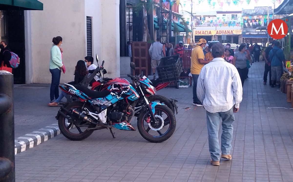 Motos en zona peatonal en Tampico. (Jesús Alberto García)