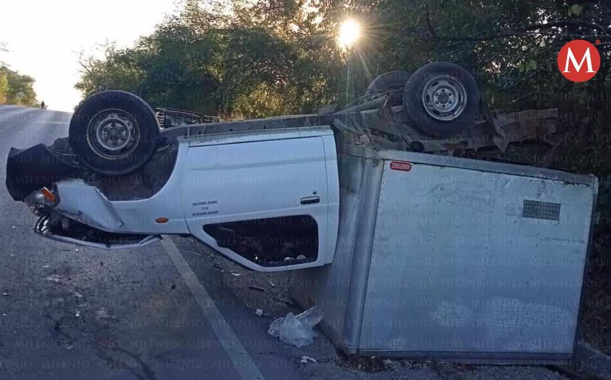 Vuelca camioneta; transportaba quesos desde Tempoal, Veracruz.