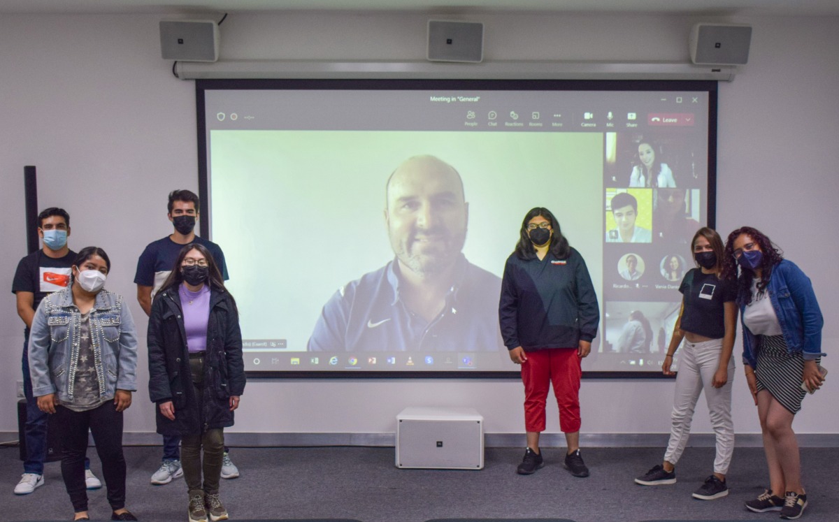 Carlos Rosado comparte experiencias con estudiantes de la Udlap | Especial