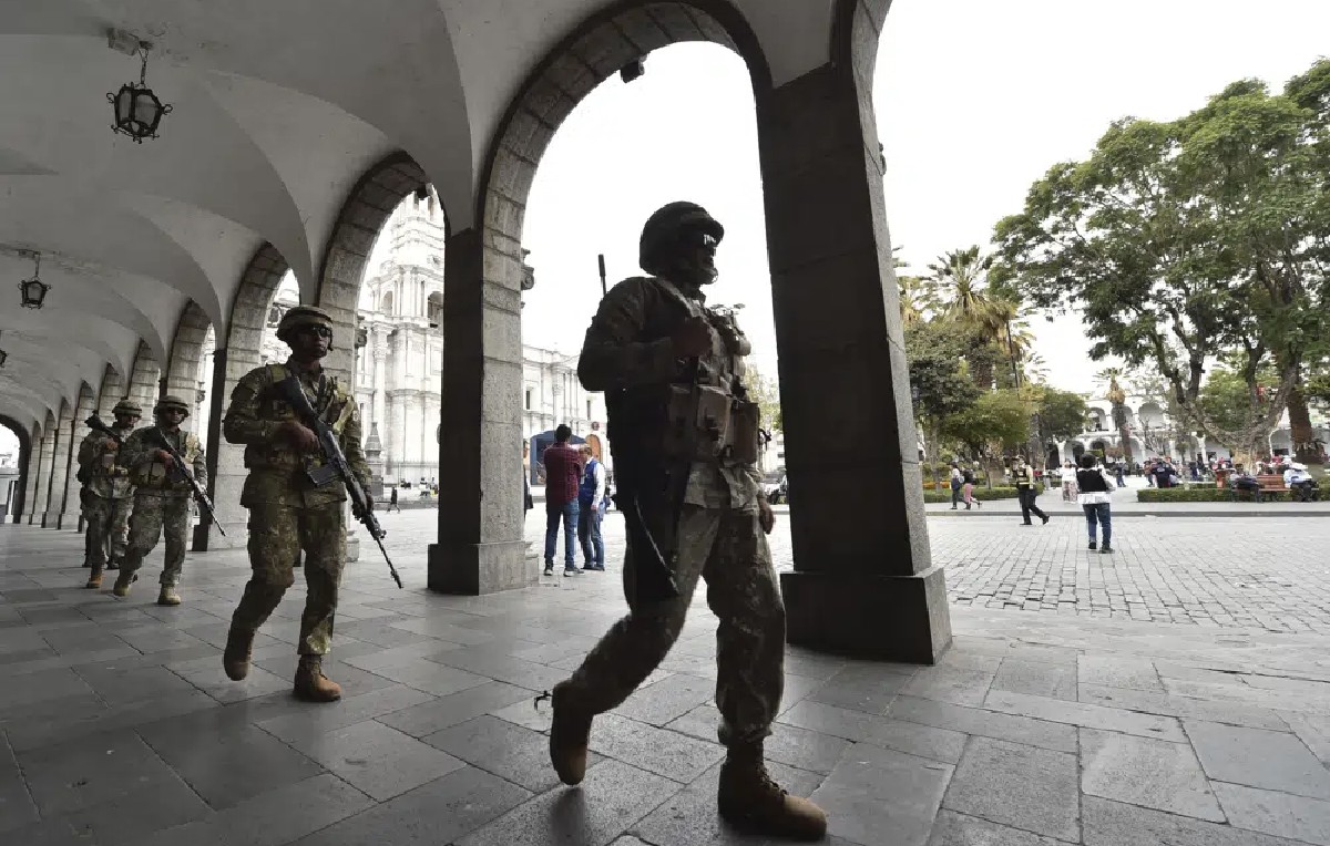 El gobierno de Boluarte autorizó a las fuerzas armadas trabajar en conjunto de la policía de Perú (AP)