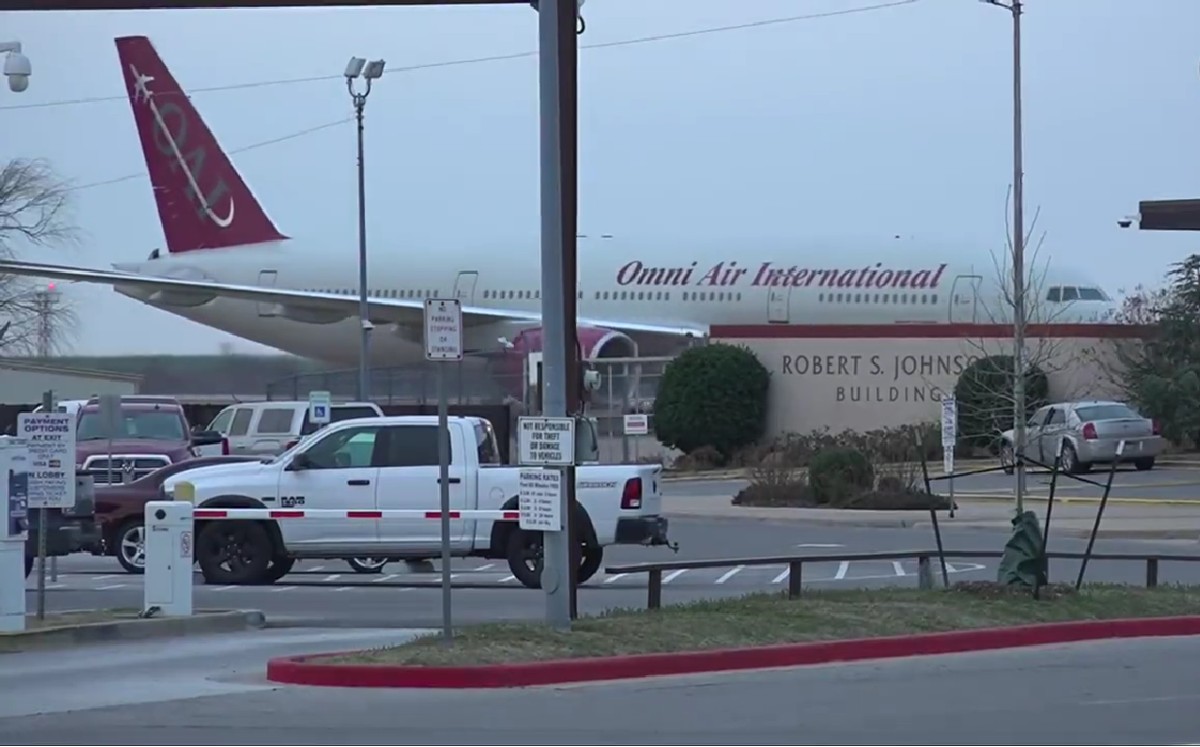 Fox News captó la llegada de un avión con los soldados ucranianos abordo. | Twitter (@Liz_Friden)