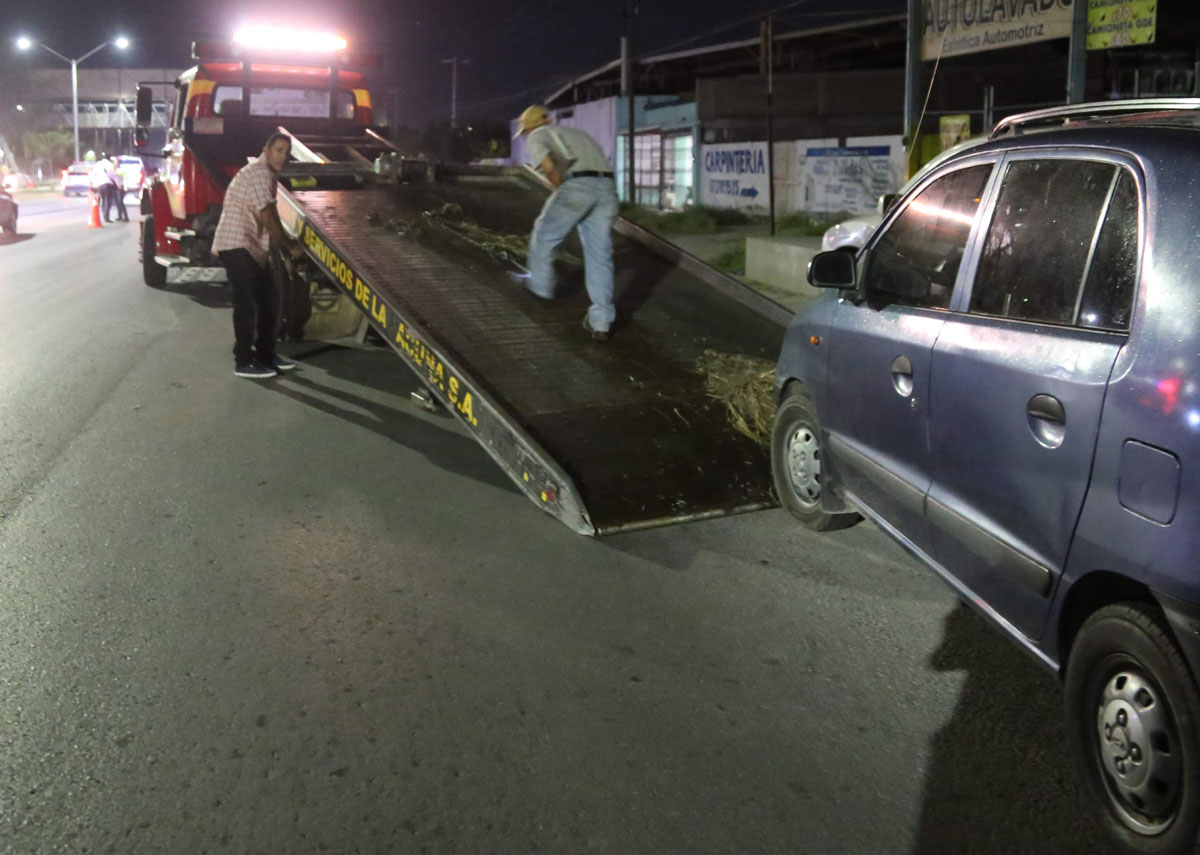 Por el uso de grúas cobran hasta 4 mil pesos por arrastre cuando el servicio privado es de mil 500. | Archivo
