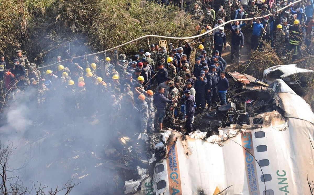 Hallan las cajas negras del avión estrellado en Nepal