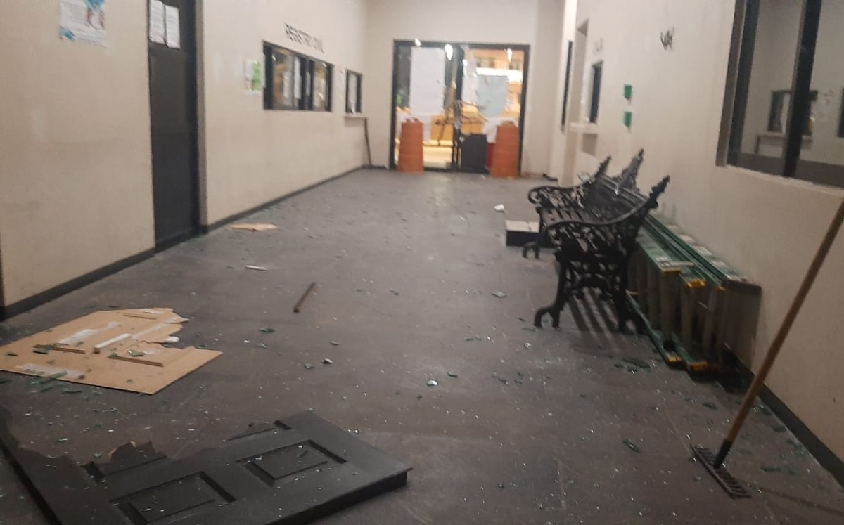 El mobiliario y ventanas de las oficinas del ayuntamiento fueron destruidos| Fluvio Cesar Martínez