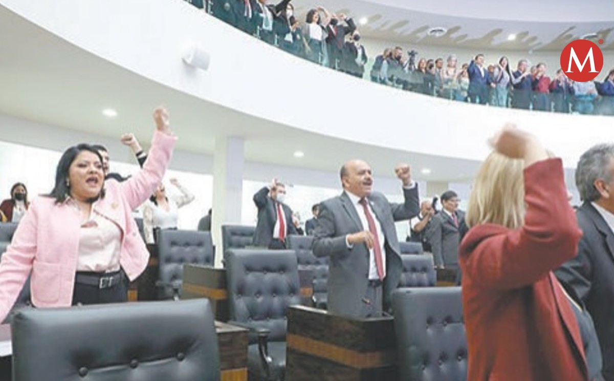 Con pancartas realizaron sesión solemne en congreso de Tamaulipas