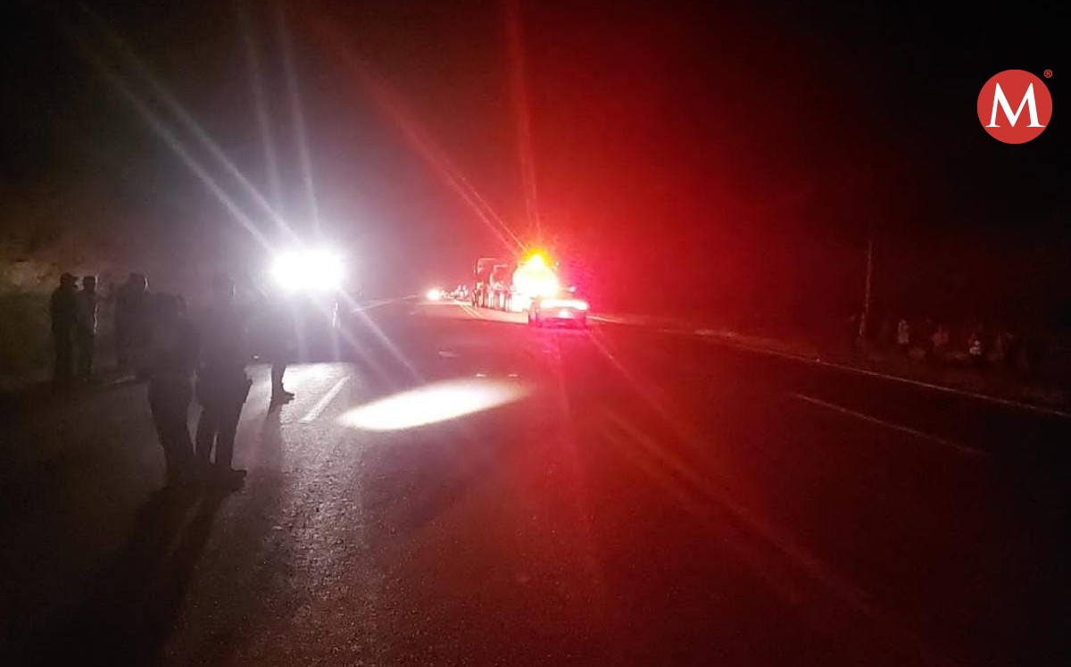 Tráiler vuelca en carretera de San Fernando, Tamaulipas.