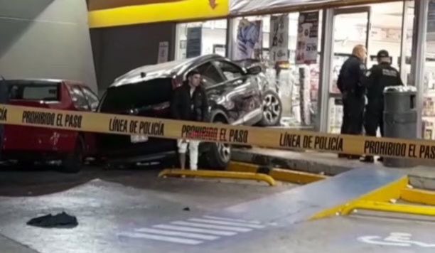 El vehículo se impactó contra un Oxxo ubicado sobre el cruce de la avenida Javier Mina y Basilio Badillo, en Guadalajara. (Especial)