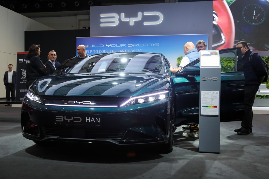 Automóvil eléctrico BYD Han durante la Exposición número 100 del Automóvil en Bruselas. (Xinhua)