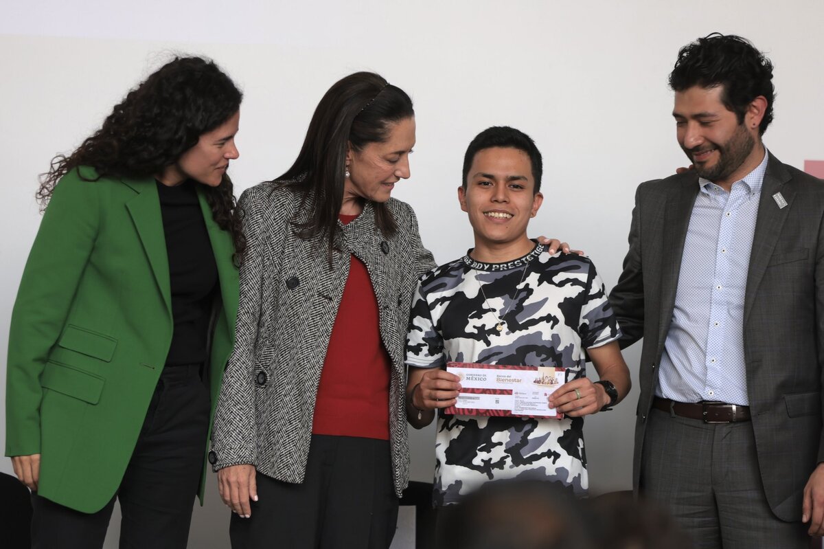 Se entregaron 600 tarjetas a jóvenes de la alcaldía Álvaro Obregón.