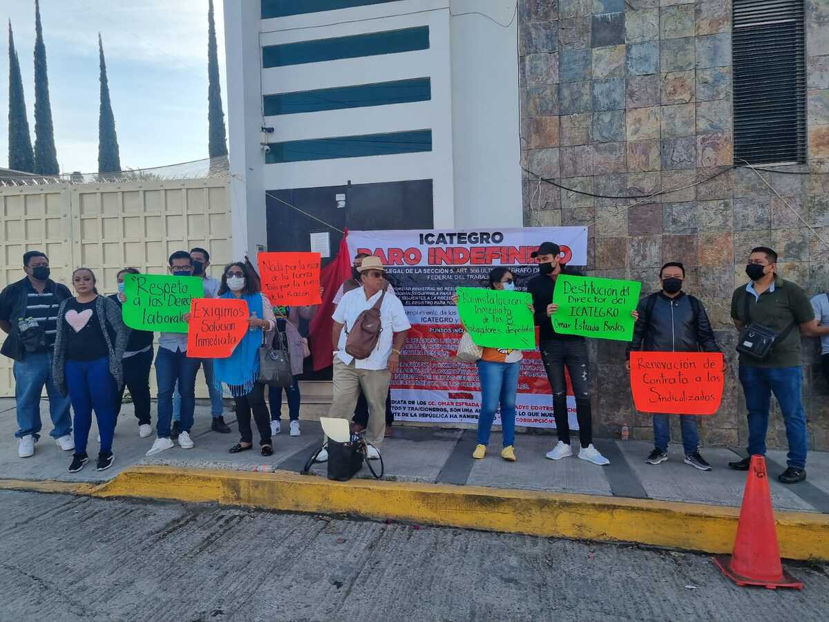 Los manifestantes acusan al director de tener en nómina a personas que no acuden a trabajar. | Especial.