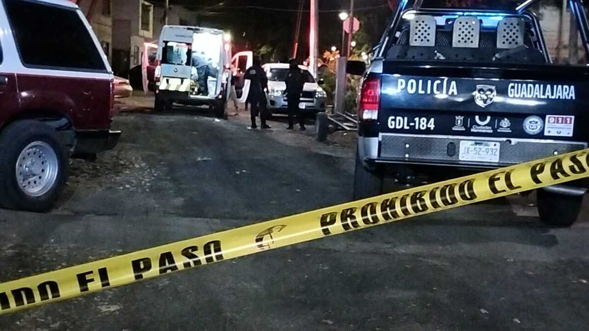 Policías resguardan el lugar donde hubo un ataque a balazos que dejó un hombre muerto en Guadalajara (Vicente Torres Alfaro)