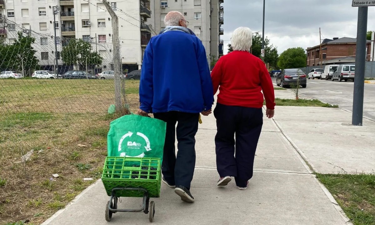 Abuelitos viven de la chatarrería. | ESPECIAL