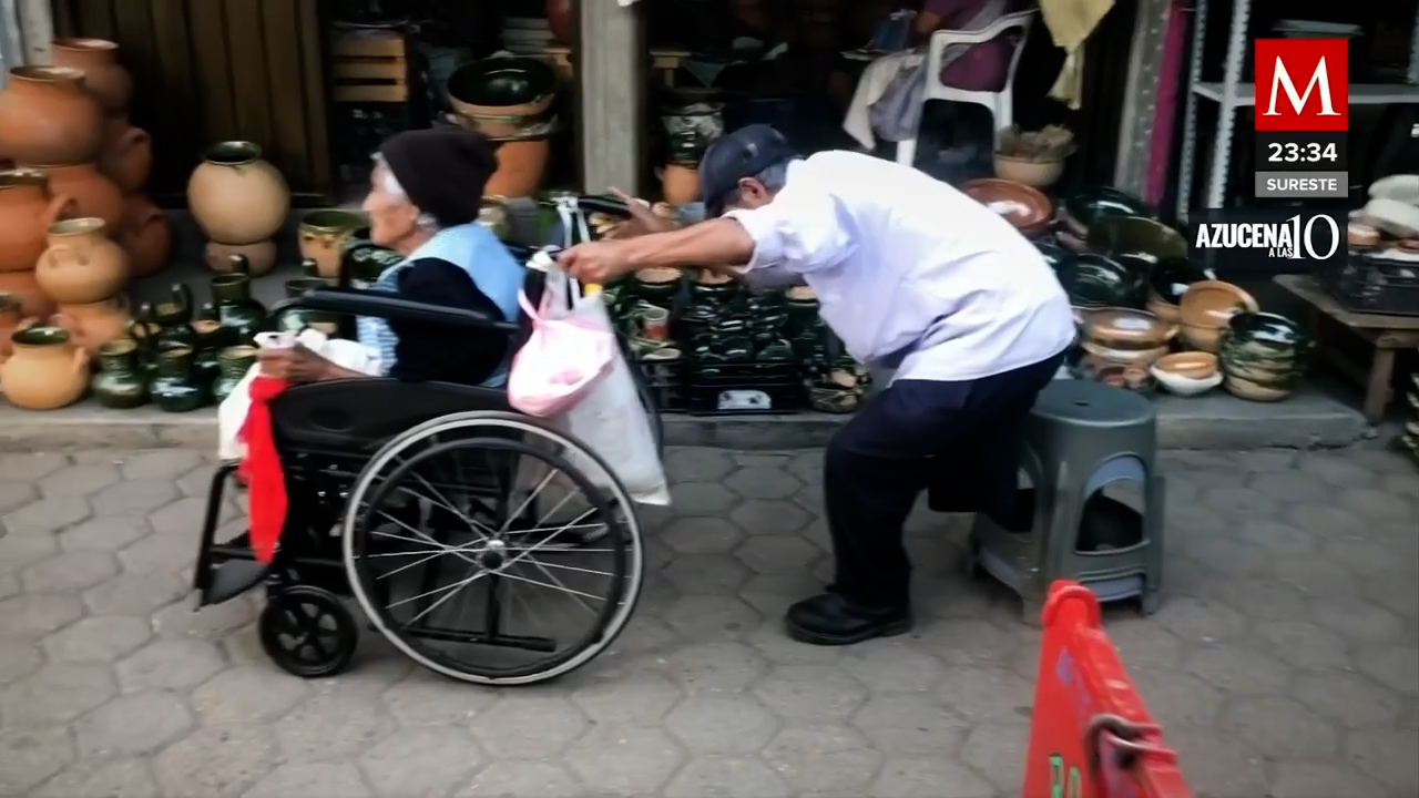 Adultos mayores con discapacidad recorren las calles de Oaxaca para ganarse la vida