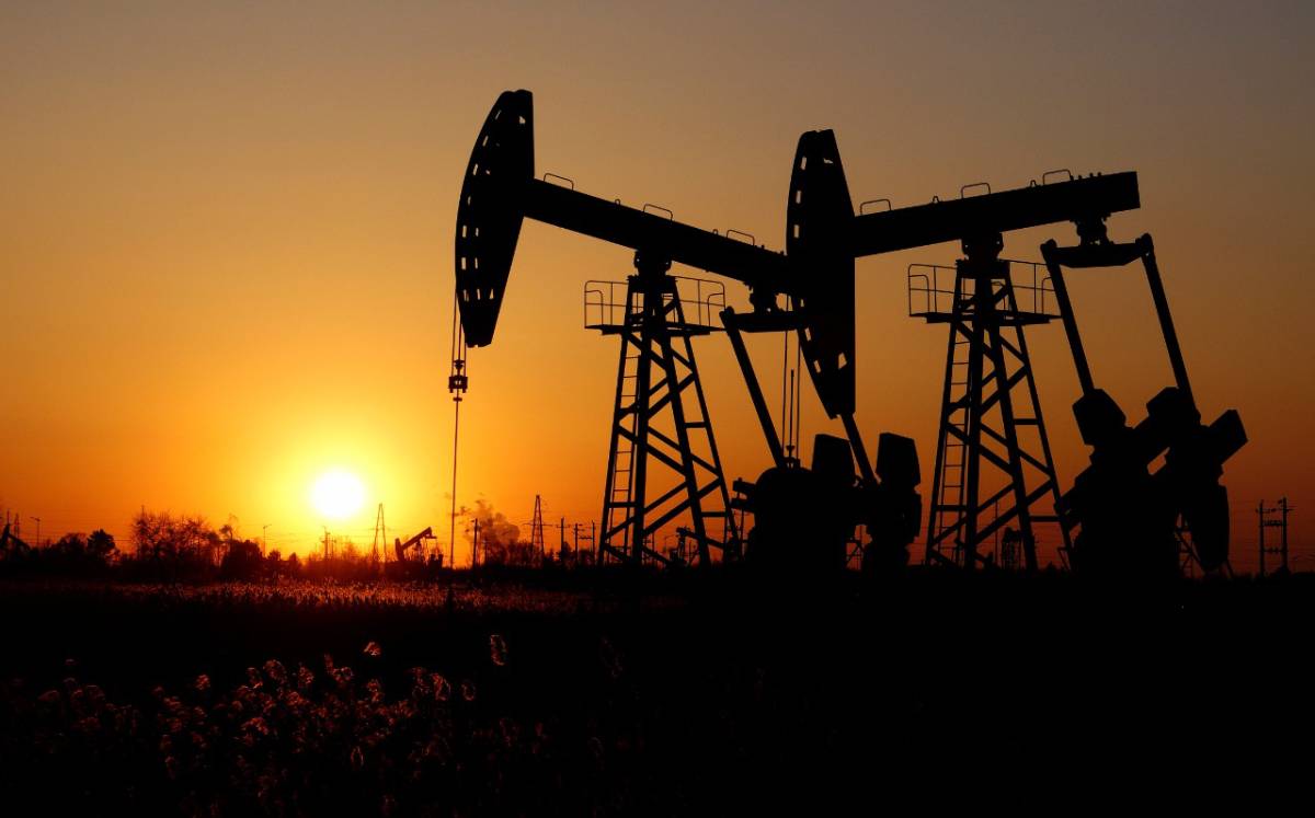 Balancines petroleros se ven contra una puesta de sol en campo petrolífero de Daqing, provincia de Heilongjiang. Foto: (Reuters)