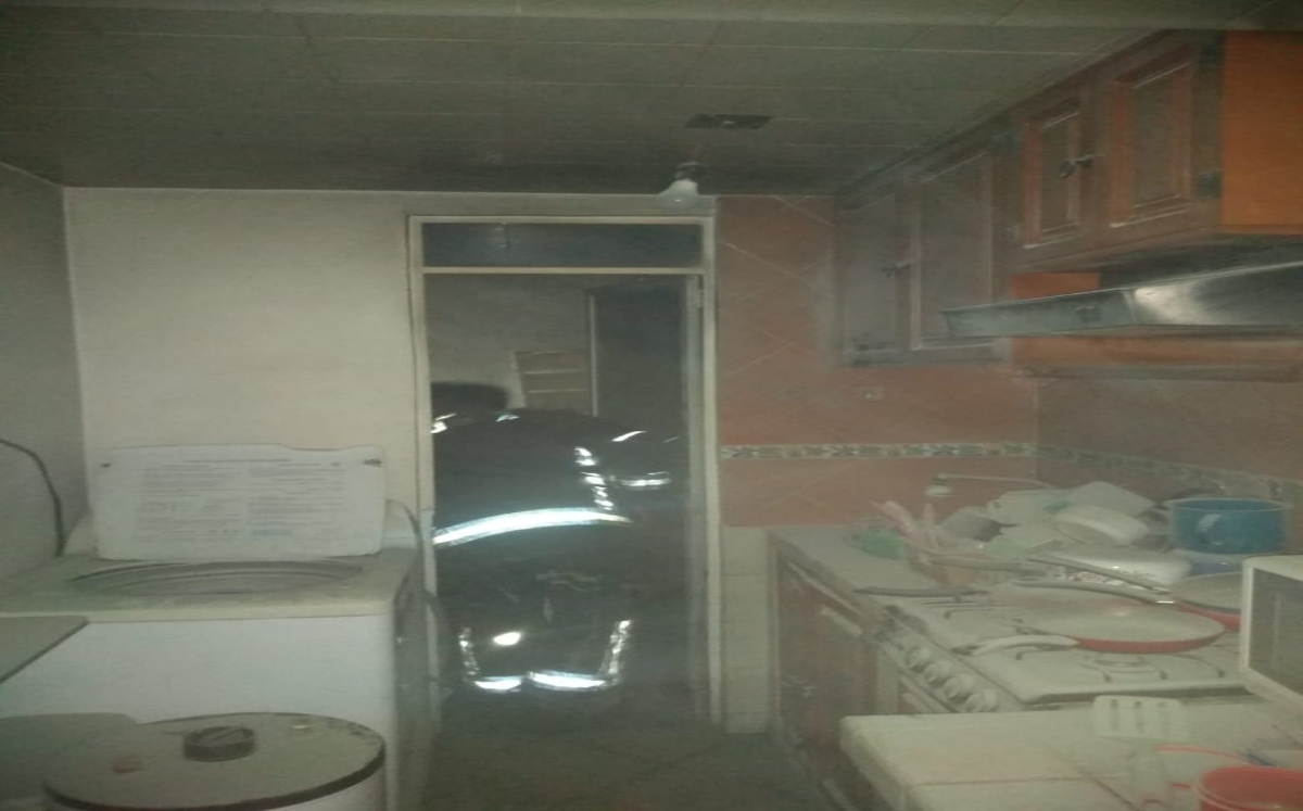 Los bomberos procedieron a apagar el fuego y cerrar la válvula de suministro para impedir que el gas LP siguiera liberándose. / Especial