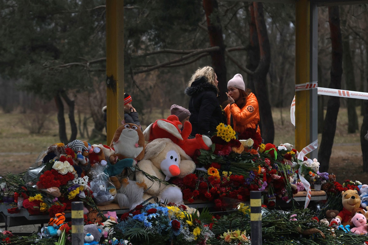 La gente colocó homenajes donde un bloque de apartamentos fue gravemente dañado por un ataque con misiles rusos, en Dnipro, Ucrania (Reuters)