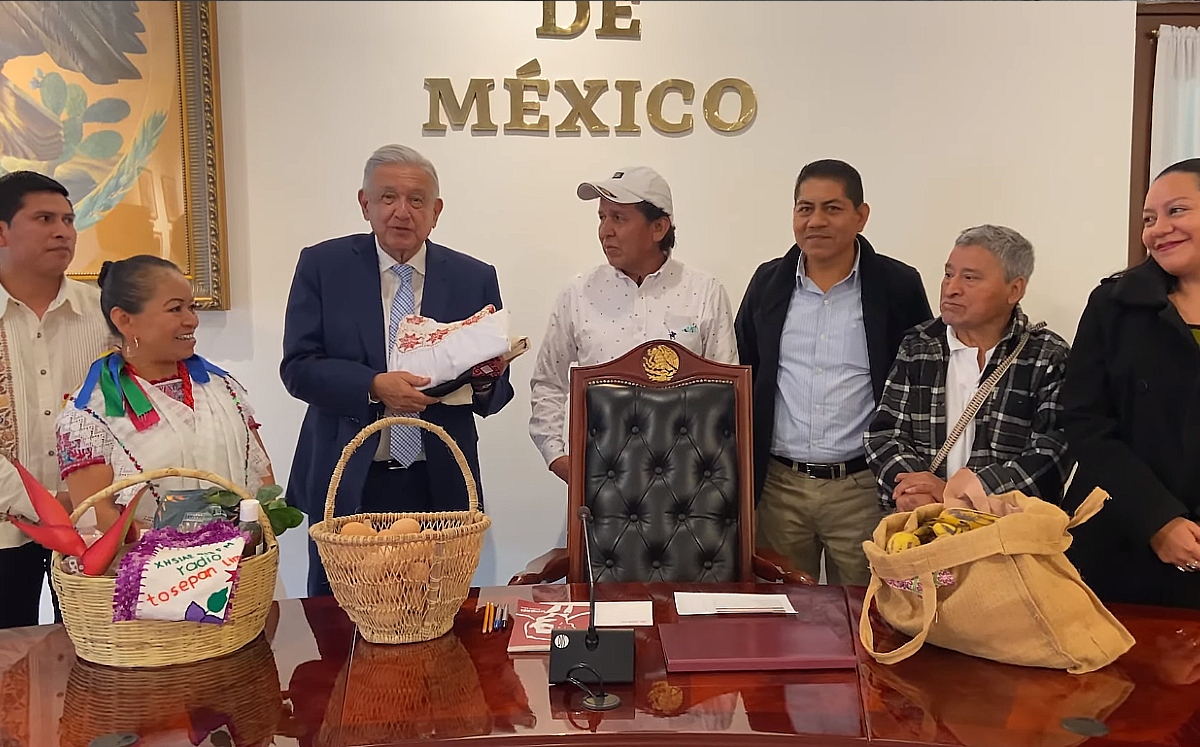 Los habitantes de la comunidad llevaron regalos al Presidente en su visita. | Especial