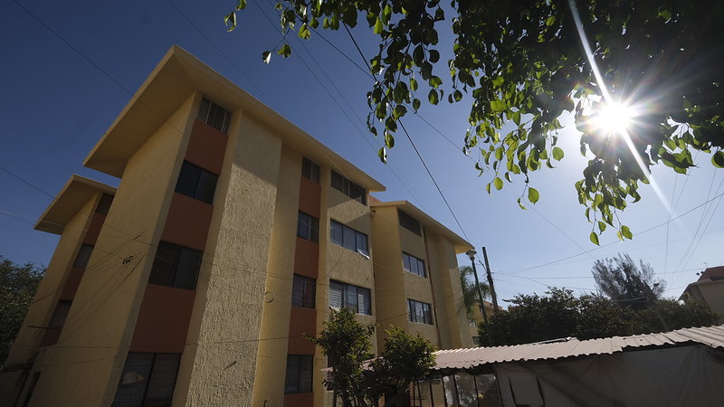 Un total de 61 módulos de departamentos en la colonia El Sauz, fueron renovados. (Cortesía)