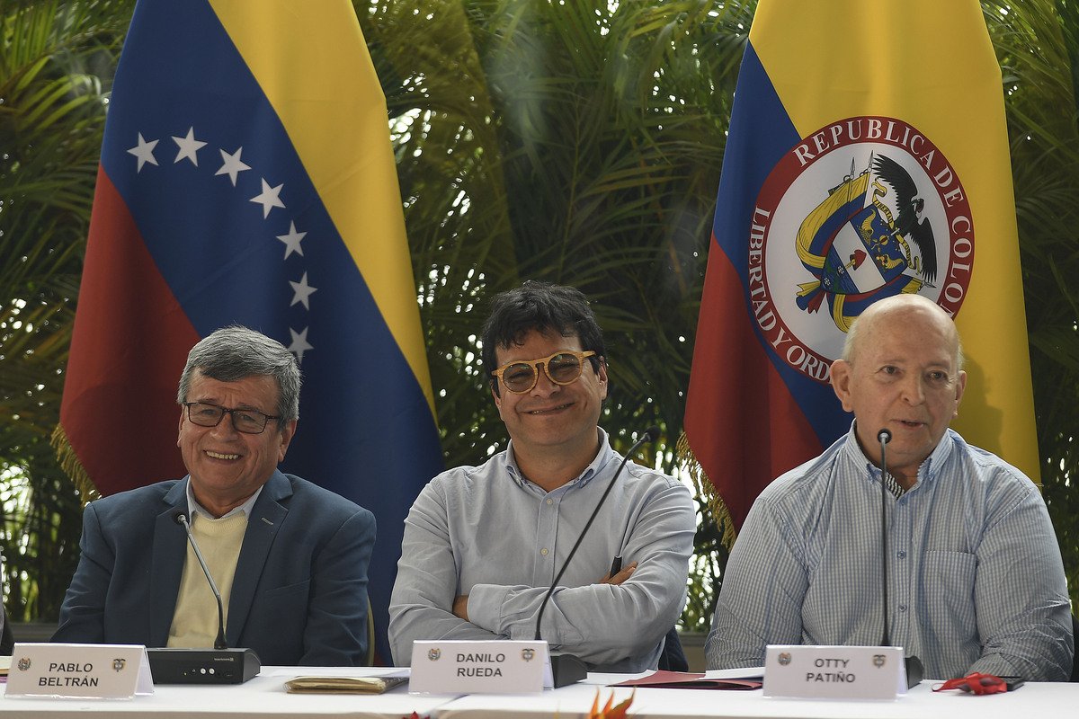 Pablo Beltrán, en representación del ELN, Iván Danilo, en representación del gobierno colombiano, y Otty Patiño, de la delegación de gobierno.