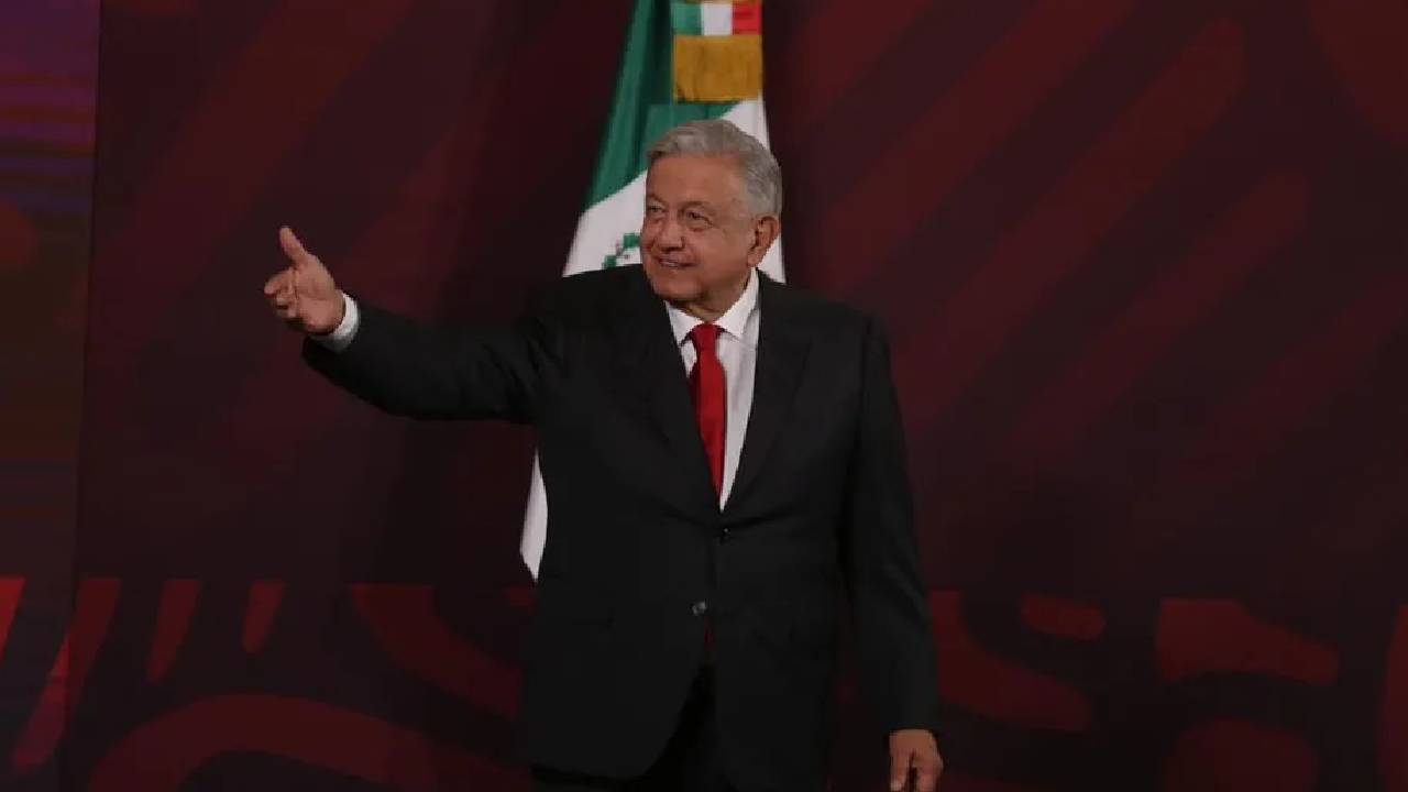 AMLO agradece a trabajadores del IMSS por labor en pandemia; "habrá medicinas para 2024"