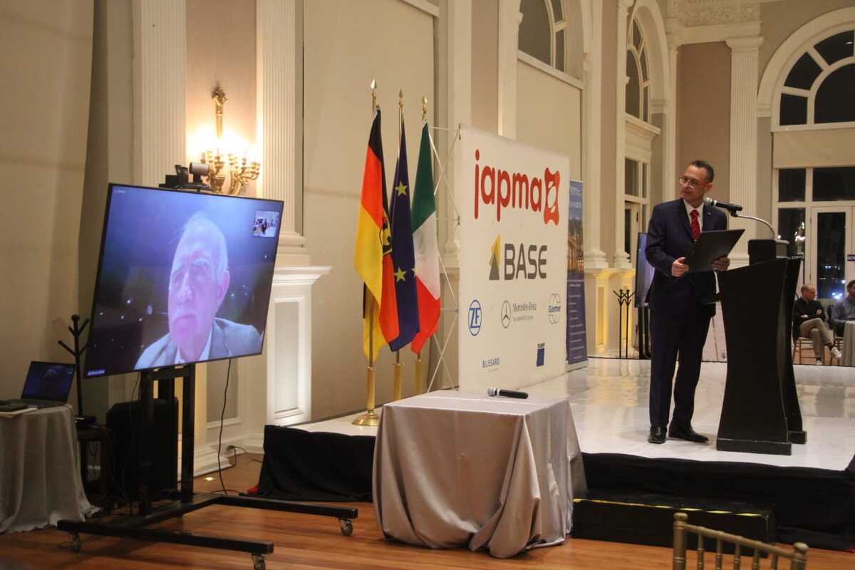 Dan distinción a Alfonso Romo por contribuir en relación empresarial México-Alemania. Foto: Leonel Rocha