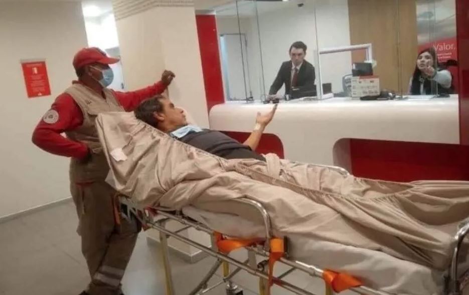 En Edomex, hombre llega en camilla a banco para realizar trámite