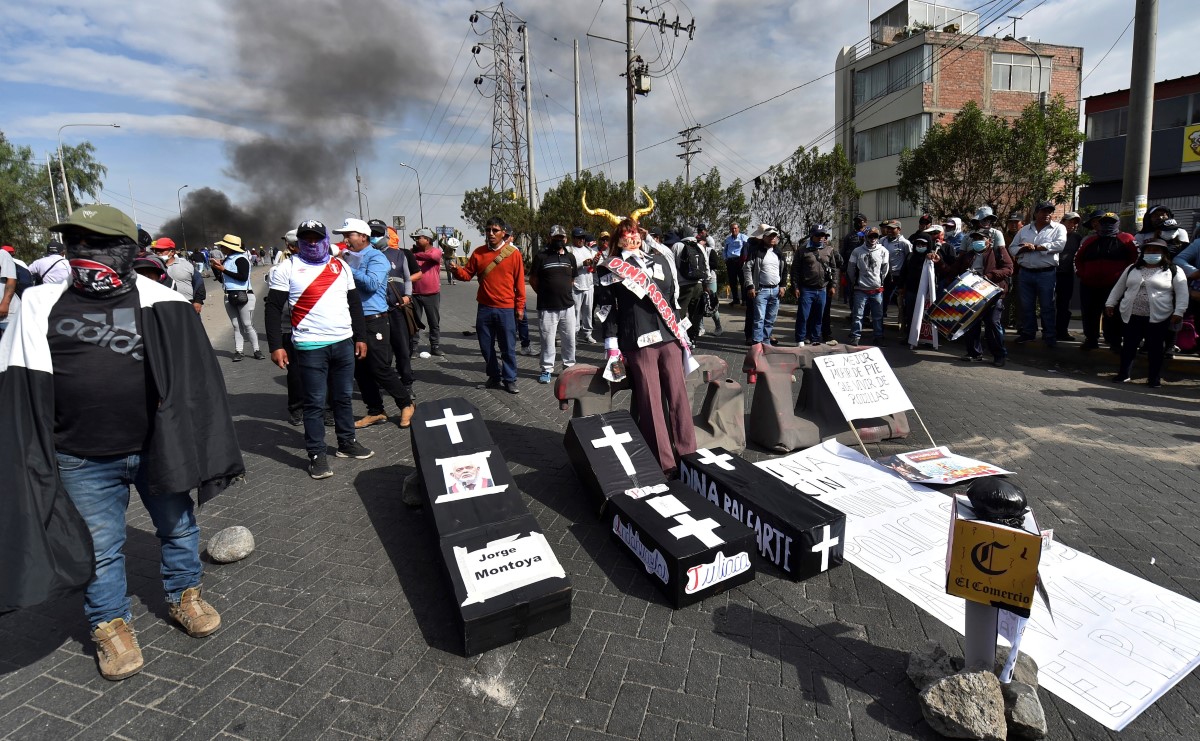 Miles protestan en el centro de Lima tras los enfrentamientos de ayer. | AP