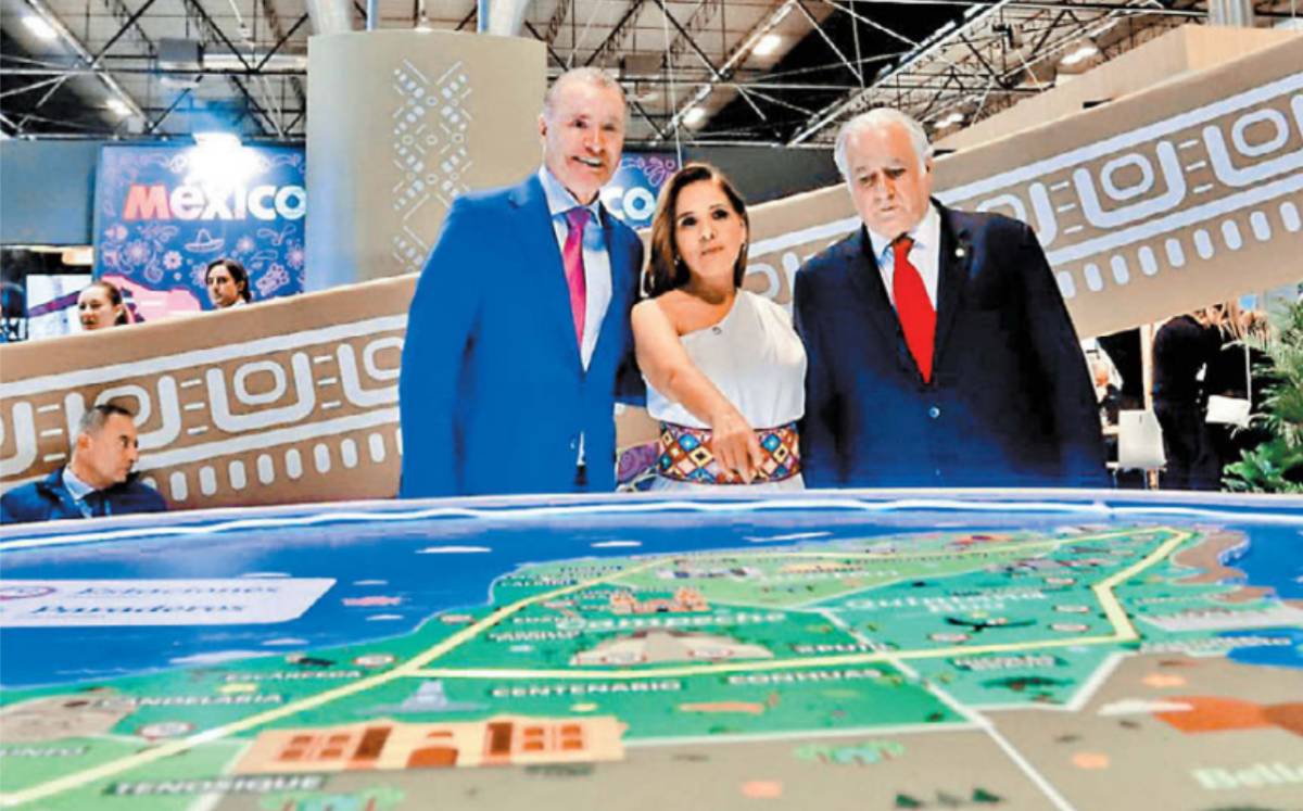 Quirino Ordaz, Mara Lezama y Miguel Torruco en el pabellón del Caribe mexicano. ESPECIAL