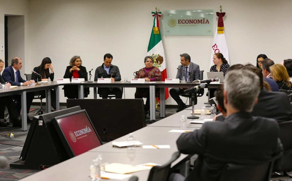 La secretaria Raquel Buenrostro recibió a integrantes del CEEG. (Foto: Especial)