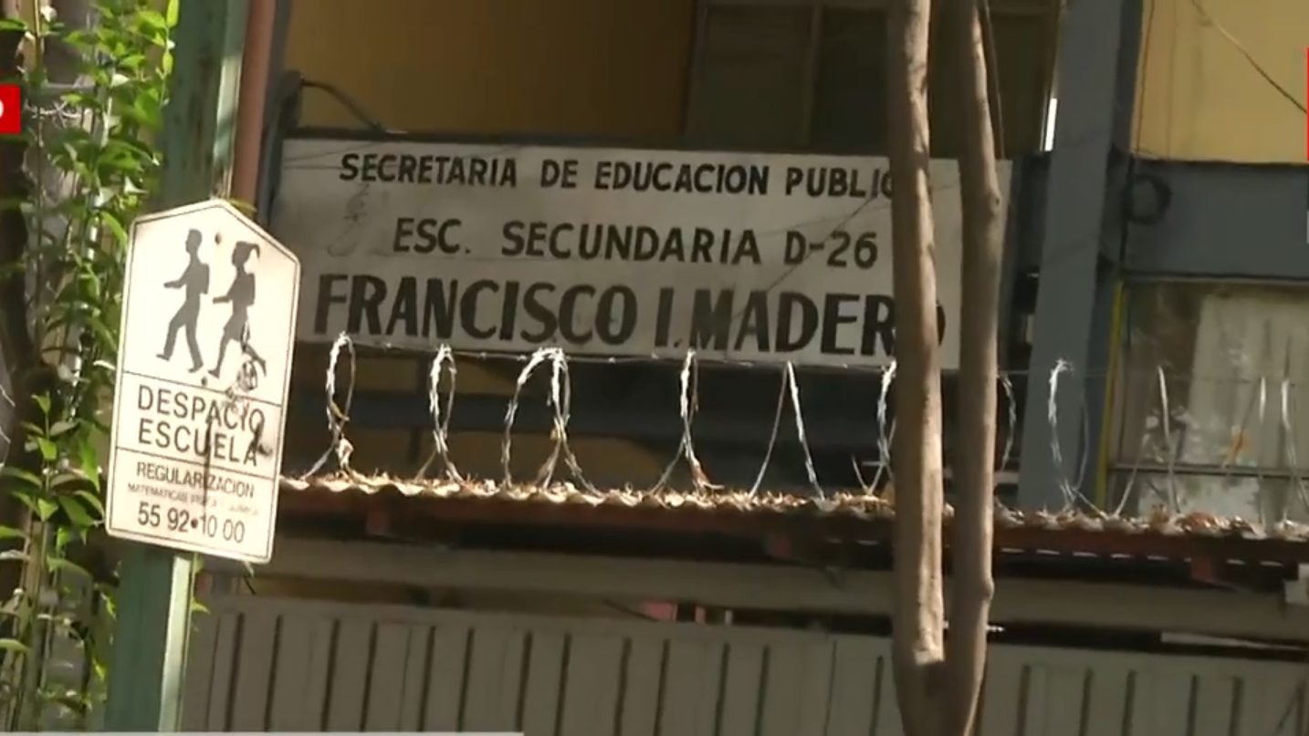 Por seguir reto de TikTok, adolescentes terminan intoxicados en secundaria de CdMx