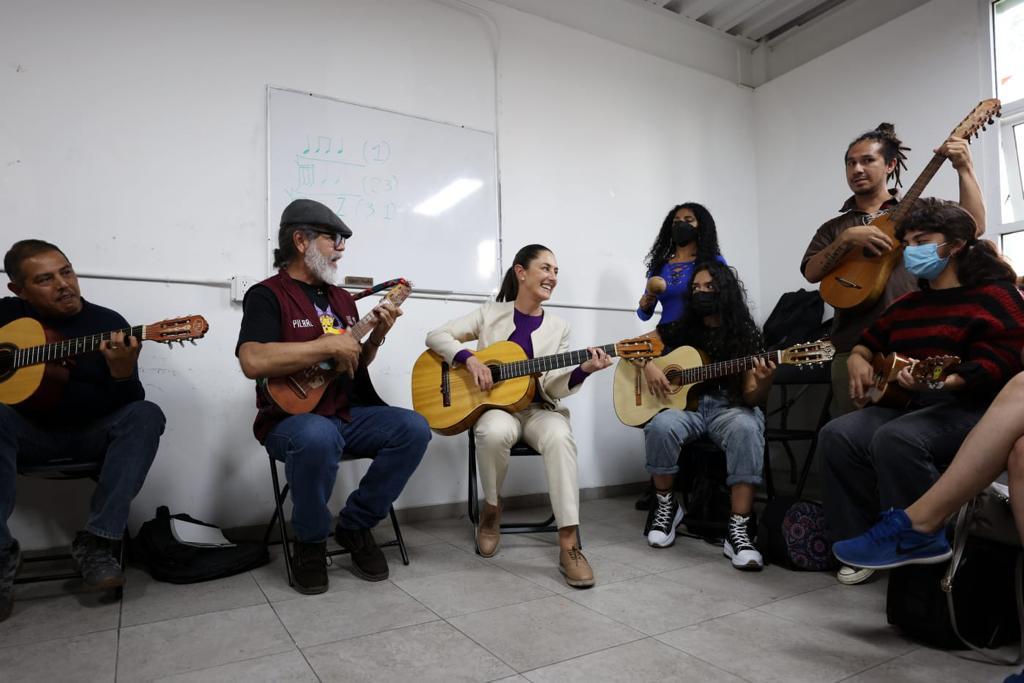 Con esto suman más momentos que la jefa de Gobierno muestra su gusto por la música.