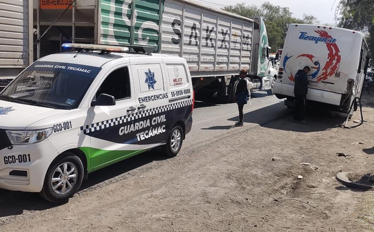 En Tecámac, hay cuatro lesionados tras choque de tren contra autobús. | Juan Camacho