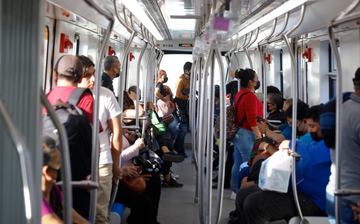En el transporte público el cubrebocas se mantiene obligatorio. Foto: Jorge López