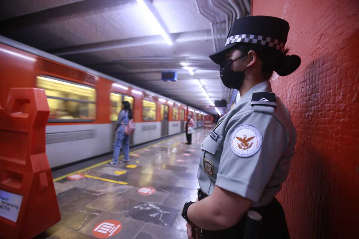Elementos de la Guardia Nacional vigilan las estaciones del Metro en la CdMx. | Juan Carlos Bautista