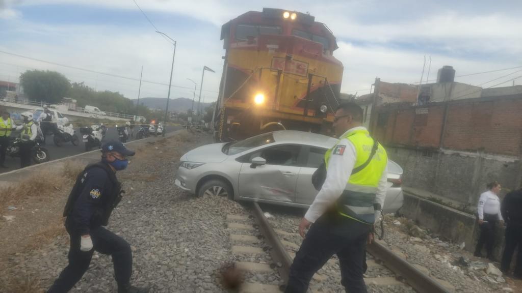 Elementos de seguridad llegaron al lugar del accidente. (Elizabeth Guzmán)