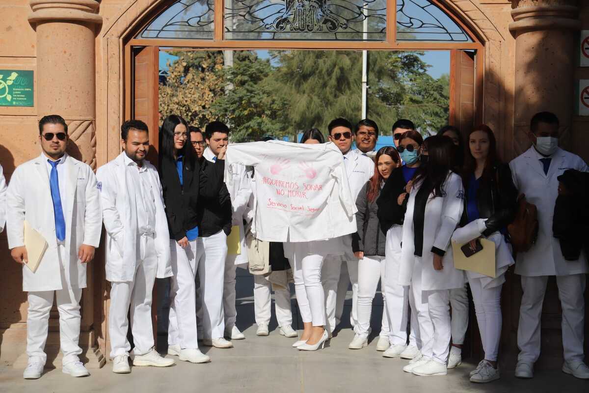 Son alrededor de 30 pasantes médicos que se manifestaron. (Rolando Riestra)