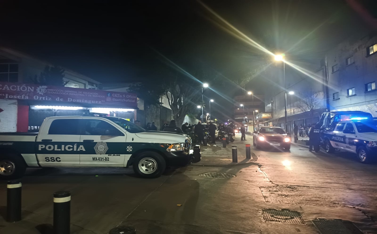 Elementos de emergencia de CdMx arribaron a la zona para confirmar la muerte de la mujer. / Enrique Luna