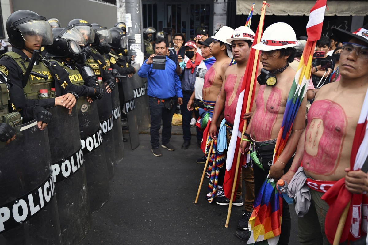 Enfrentamientos entre protestantes y policías de Perú. (AFP)