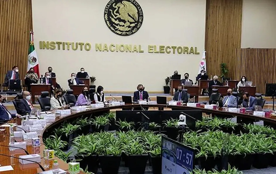 INE aprueba movimientos de personal para "blindarlos" ante reforma electoral
