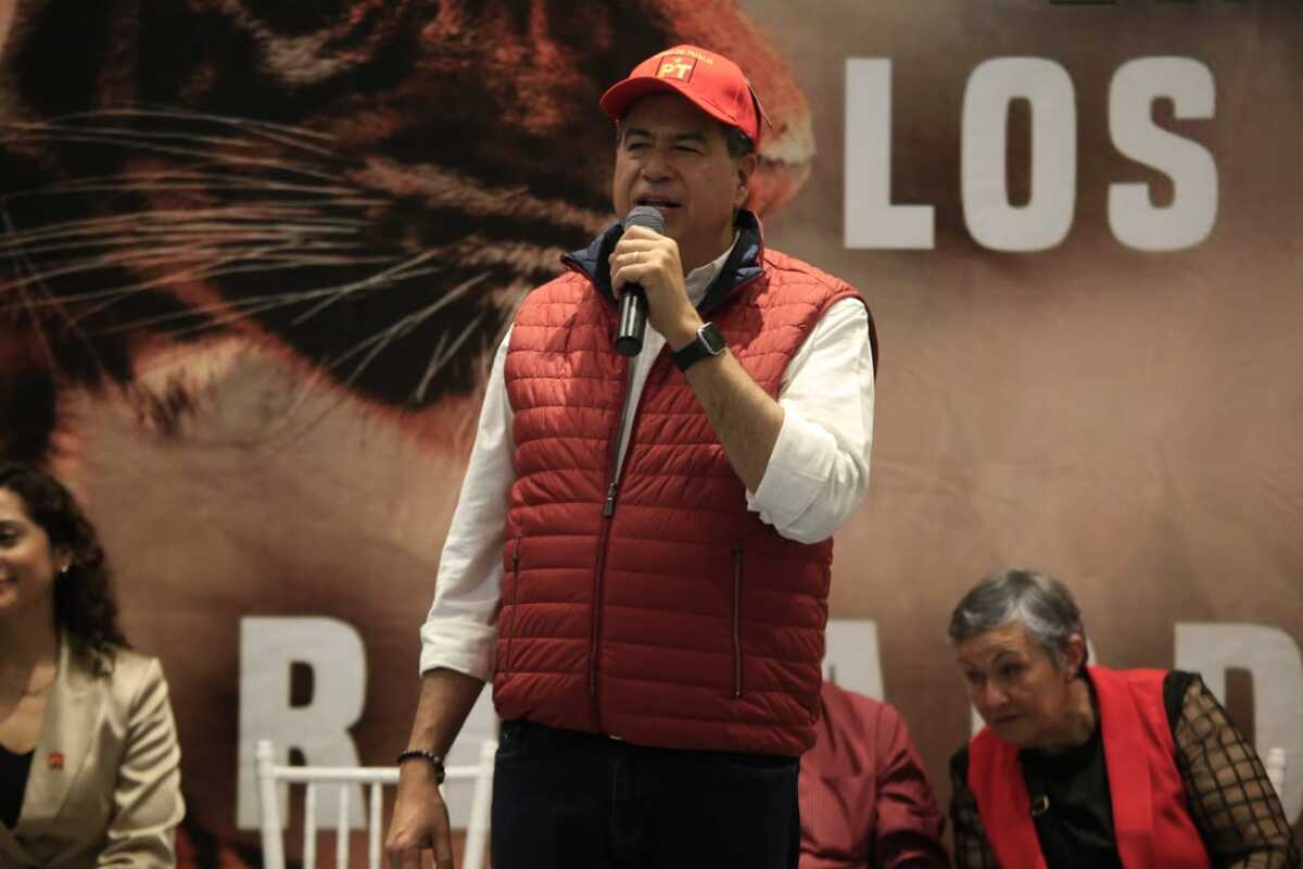 Ricardo Mejía Berdeja se reúne con maestros en Torreón. (Mauricio Román)